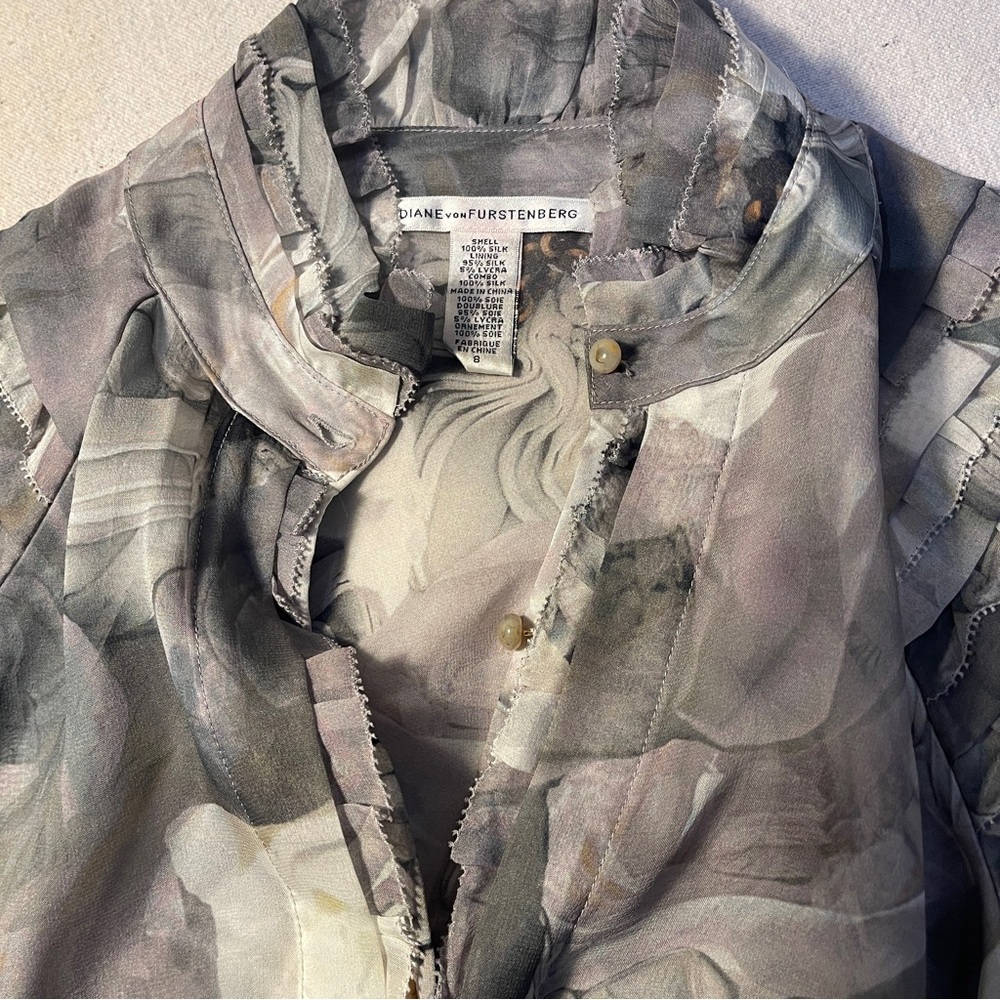 Diane von Furstenberg Grey Floral Blouse Beautiful Pleating, Sz 8 Small-Medium - Picture 5 of 9